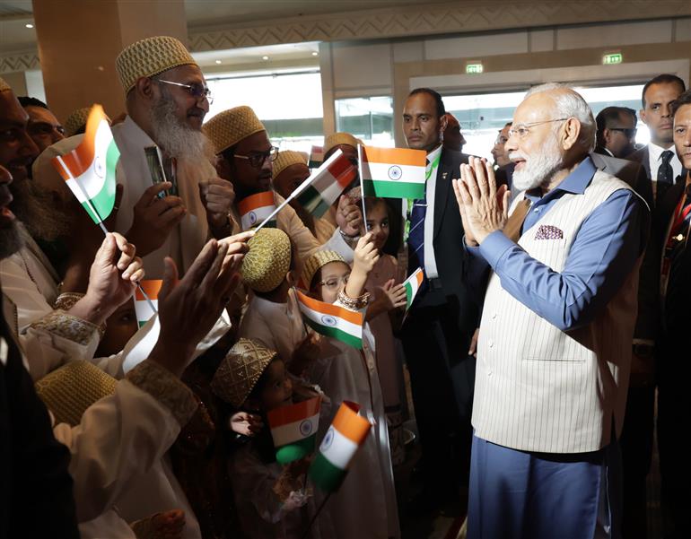 भारतीय समुदाय के सदस्यों द्वारा 24 जून, 2023 को मिस्र के काहिरा में प्रधानमंत्री श्री नरेन्द्र मोदी का गर्मजोशी से स्वागत किया गया।:Prime Minister's Office भारतीय समुदाय के सदस्यों द्वारा 24 जून, 2023 को मिस्र के काहिरा में प्रधानमंत्री श्री नरेन्द्र मोदी का गर्मजोशी से स्वागत किया गया।:Prime Minister