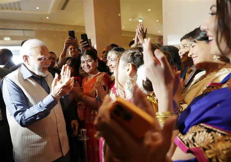 भारतीय समुदाय के सदस्यों द्वारा 24 जून, 2023 को मिस्र के काहिरा में प्रधानमंत्री श्री नरेन्द्र मोदी का गर्मजोशी से स्वागत किया गया।:Prime Minister's Office भारतीय समुदाय के सदस्यों द्वारा 24 जून, 2023 को मिस्र के काहिरा में प्रधानमंत्री श्री नरेन्द्र मोदी का गर्मजोशी से स्वागत किया गया।:Prime Minister