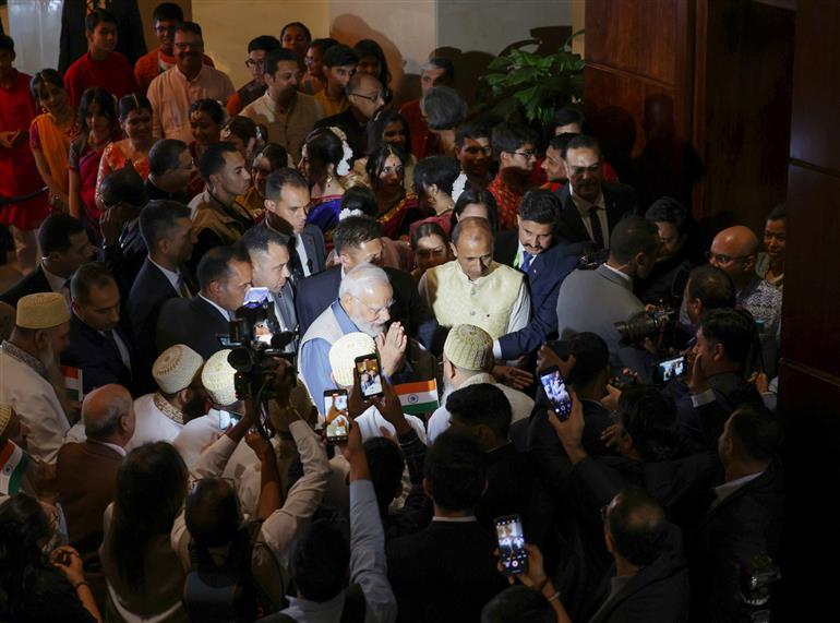 भारतीय समुदाय के सदस्यों द्वारा 24 जून, 2023 को मिस्र के काहिरा में प्रधानमंत्री श्री नरेन्द्र मोदी का गर्मजोशी से स्वागत किया गया।:Prime Minister's Office भारतीय समुदाय के सदस्यों द्वारा 24 जून, 2023 को मिस्र के काहिरा में प्रधानमंत्री श्री नरेन्द्र मोदी का गर्मजोशी से स्वागत किया गया।:Prime Minister