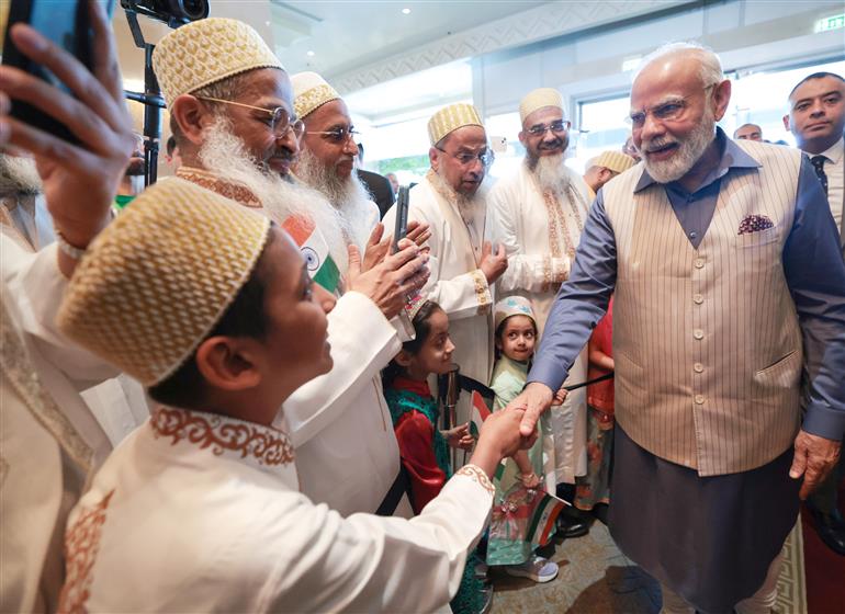 भारतीय समुदाय के सदस्यों द्वारा 24 जून, 2023 को मिस्र के काहिरा में प्रधानमंत्री श्री नरेन्द्र मोदी का गर्मजोशी से स्वागत किया गया।:Prime Minister's Office भारतीय समुदाय के सदस्यों द्वारा 24 जून, 2023 को मिस्र के काहिरा में प्रधानमंत्री श्री नरेन्द्र मोदी का गर्मजोशी से स्वागत किया गया।:Prime Minister