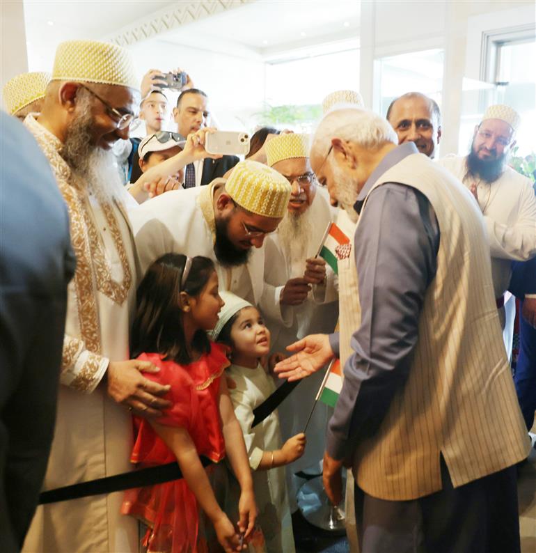 भारतीय समुदाय के सदस्यों द्वारा 24 जून, 2023 को मिस्र के काहिरा में प्रधानमंत्री श्री नरेन्द्र मोदी का गर्मजोशी से स्वागत किया गया।:Prime Minister's Office भारतीय समुदाय के सदस्यों द्वारा 24 जून, 2023 को मिस्र के काहिरा में प्रधानमंत्री श्री नरेन्द्र मोदी का गर्मजोशी से स्वागत किया गया।:Prime Minister