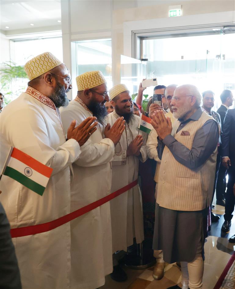 भारतीय समुदाय के सदस्यों द्वारा 24 जून, 2023 को मिस्र के काहिरा में प्रधानमंत्री श्री नरेन्द्र मोदी का गर्मजोशी से स्वागत किया गया।:Prime Minister's Office भारतीय समुदाय के सदस्यों द्वारा 24 जून, 2023 को मिस्र के काहिरा में प्रधानमंत्री श्री नरेन्द्र मोदी का गर्मजोशी से स्वागत किया गया।:Prime Minister