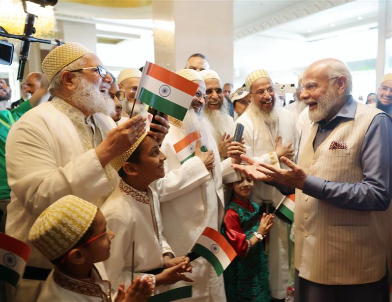 भारतीय समुदाय के सदस्यों द्वारा 24 जून, 2023 को मिस्र के काहिरा में प्रधानमंत्री श्री नरेन्द्र मोदी का गर्मजोशी से स्वागत किया गया।:Prime Minister's Office भारतीय समुदाय के सदस्यों द्वारा 24 जून, 2023 को मिस्र के काहिरा में प्रधानमंत्री श्री नरेन्द्र मोदी का गर्मजोशी से स्वागत किया गया।:Prime Minister