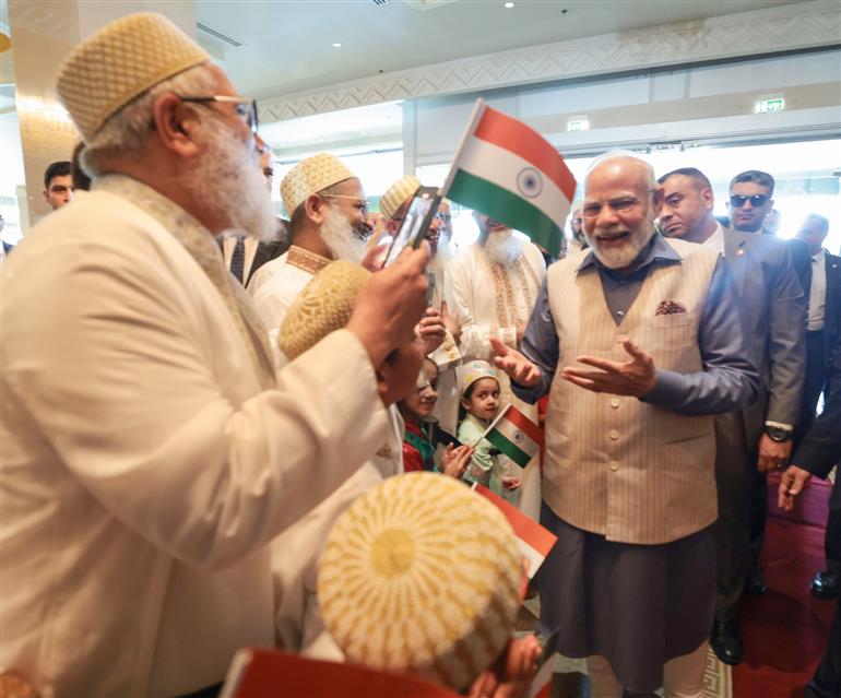 भारतीय समुदाय के सदस्यों द्वारा 24 जून, 2023 को मिस्र के काहिरा में प्रधानमंत्री श्री नरेन्द्र मोदी का गर्मजोशी से स्वागत किया गया।:Prime Minister's Office भारतीय समुदाय के सदस्यों द्वारा 24 जून, 2023 को मिस्र के काहिरा में प्रधानमंत्री श्री नरेन्द्र मोदी का गर्मजोशी से स्वागत किया गया।:Prime Minister