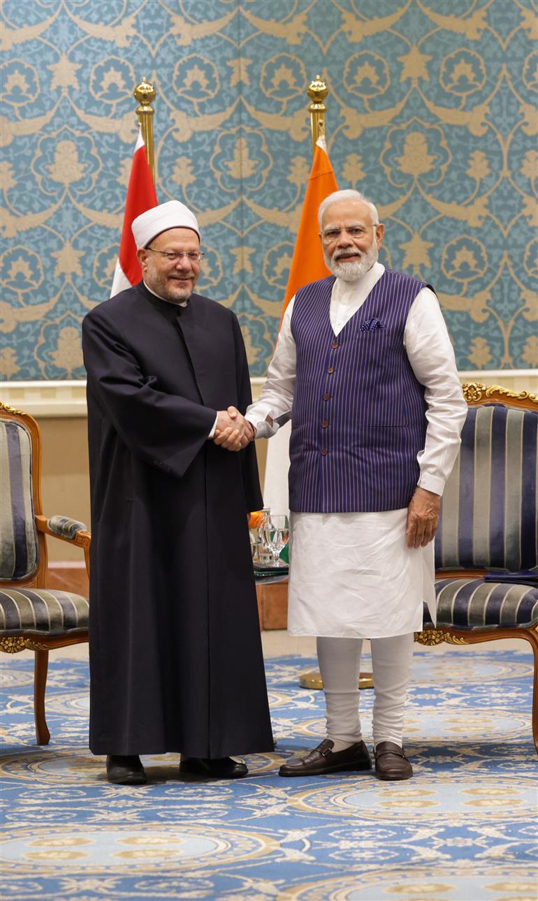 प्रधानमंत्री श्री नरेन्द्र मोदी ने 24 जून, 2023 को काहिरा, मिस्र में मिस्र के ग्रैंड मुफ्ती से मुलाकात की।:Prime Minister's Office प्रधानमंत्री श्री नरेन्द्र मोदी ने 24 जून, 2023 को काहिरा, मिस्र में मिस्र के ग्रैंड मुफ्ती से मुलाकात की।:Prime Minister