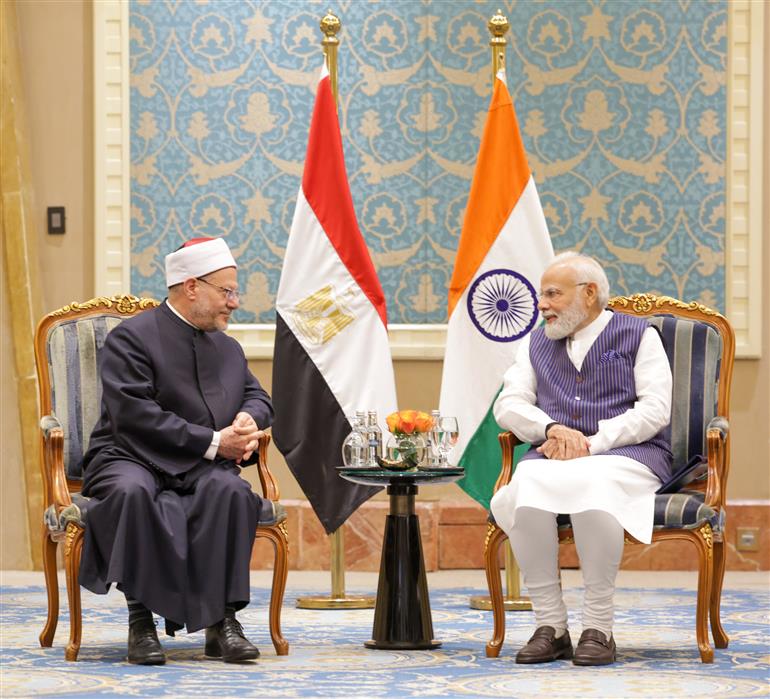 प्रधानमंत्री श्री नरेन्द्र मोदी ने 24 जून, 2023 को काहिरा, मिस्र में मिस्र के ग्रैंड मुफ्ती से मुलाकात की।:Prime Minister's Office प्रधानमंत्री श्री नरेन्द्र मोदी ने 24 जून, 2023 को काहिरा, मिस्र में मिस्र के ग्रैंड मुफ्ती से मुलाकात की।:Prime Minister