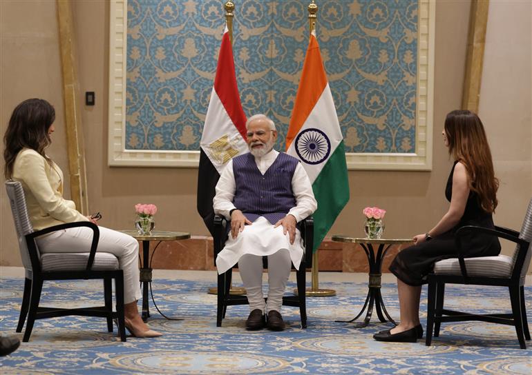 प्रधानमंत्री श्री नरेन्द्र मोदी ने 24 जून, 2023 को काहिरा, मिस्र में मिस्र की प्रमुख योग प्रशिक्षक सुश्री रीम जाबक और सुश्री नाडा एडेल से मुलाकात की।:Prime Minister's Office प्रधानमंत्री श्री नरेन्द्र मोदी ने 24 जून, 2023 को काहिरा, मिस्र में मिस्र की प्रमुख योग प्रशिक्षक सुश्री रीम जाबक और सुश्री नाडा एडेल से मुलाकात की।:Prime Minister