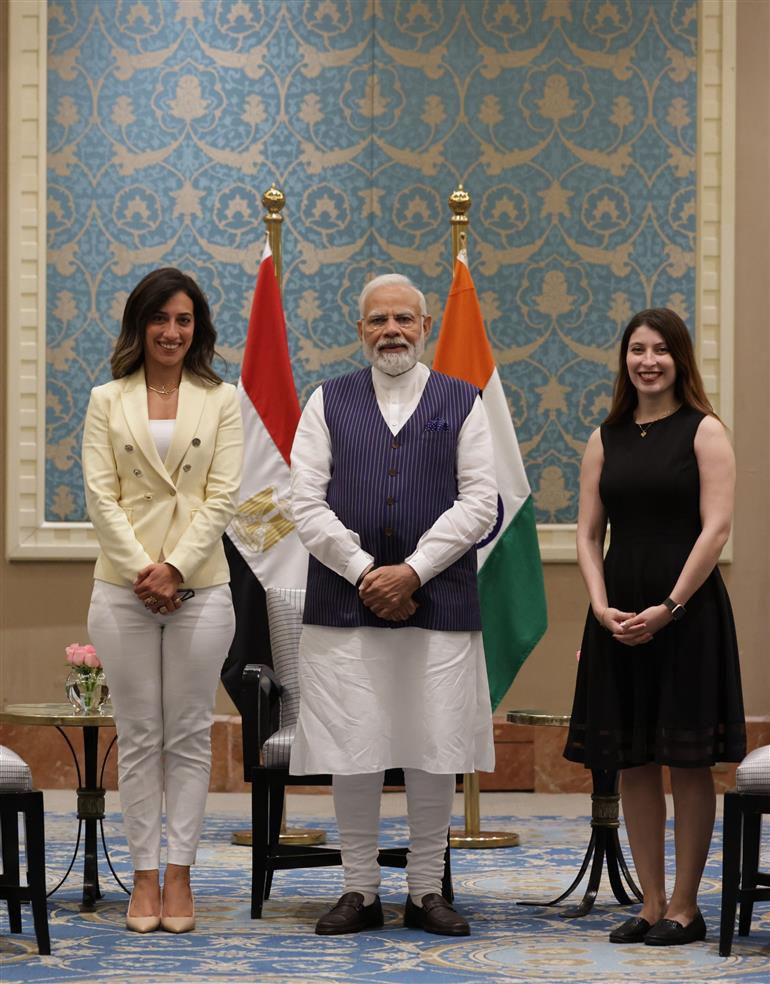 प्रधानमंत्री श्री नरेन्द्र मोदी ने 24 जून, 2023 को काहिरा, मिस्र में मिस्र की प्रमुख योग प्रशिक्षक सुश्री रीम जाबक और सुश्री नाडा एडेल से मुलाकात की।:Prime Minister's Office प्रधानमंत्री श्री नरेन्द्र मोदी ने 24 जून, 2023 को काहिरा, मिस्र में मिस्र की प्रमुख योग प्रशिक्षक सुश्री रीम जाबक और सुश्री नाडा एडेल से मुलाकात की।:Prime Minister