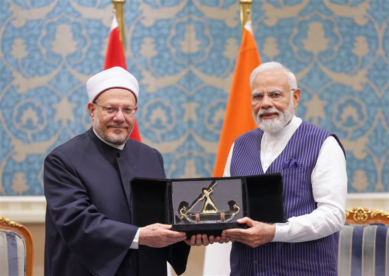 प्रधानमंत्री श्री नरेन्द्र मोदी ने 24 जून, 2023 को काहिरा, मिस्र में मिस्र के ग्रैंड मुफ्ती से मुलाकात की।:Prime Minister's Office प्रधानमंत्री श्री नरेन्द्र मोदी ने 24 जून, 2023 को काहिरा, मिस्र में मिस्र के ग्रैंड मुफ्ती से मुलाकात की।:Prime Minister