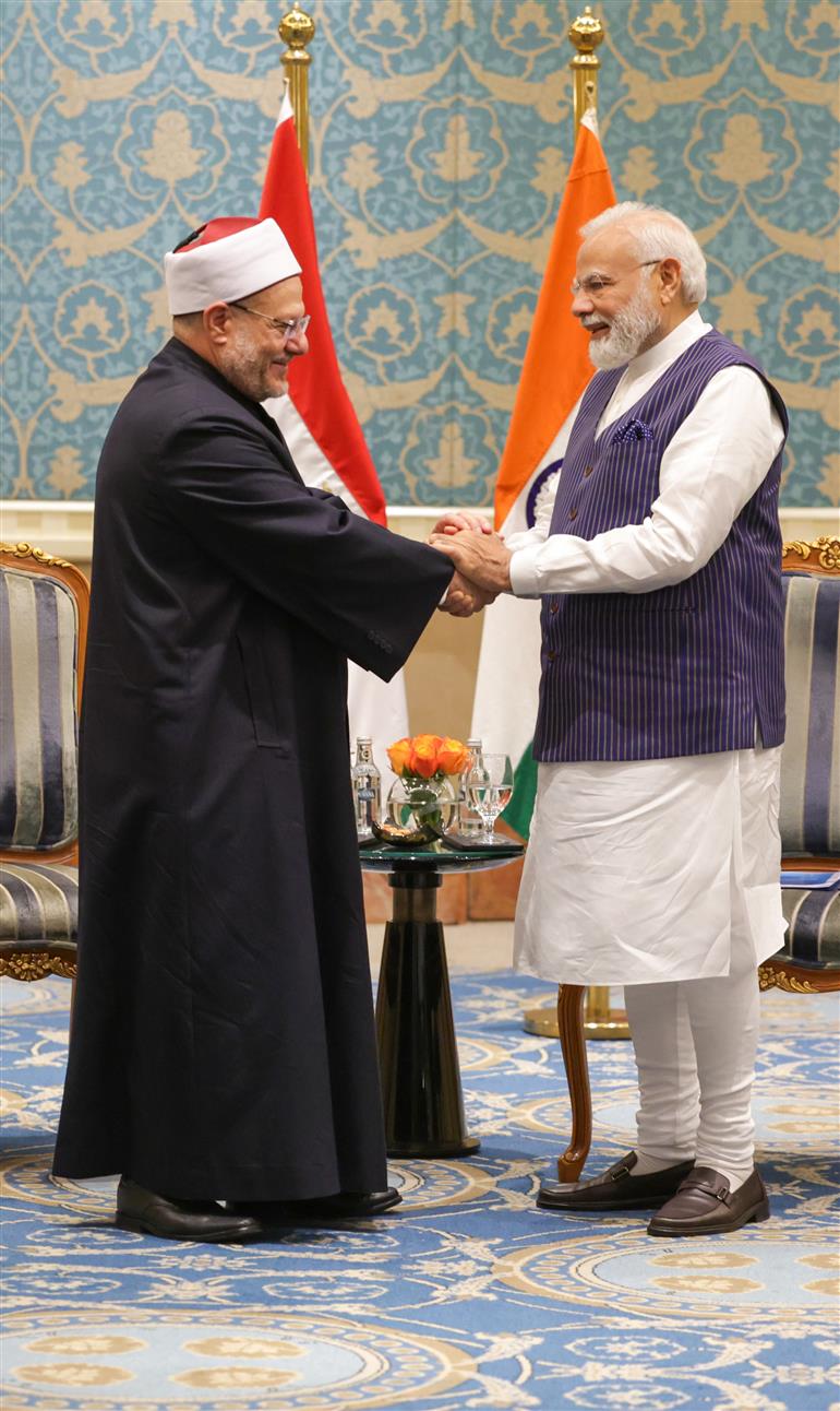 प्रधानमंत्री श्री नरेन्द्र मोदी ने 24 जून, 2023 को काहिरा, मिस्र में मिस्र के ग्रैंड मुफ्ती से मुलाकात की।:Prime Minister's Office प्रधानमंत्री श्री नरेन्द्र मोदी ने 24 जून, 2023 को काहिरा, मिस्र में मिस्र के ग्रैंड मुफ्ती से मुलाकात की।:Prime Minister