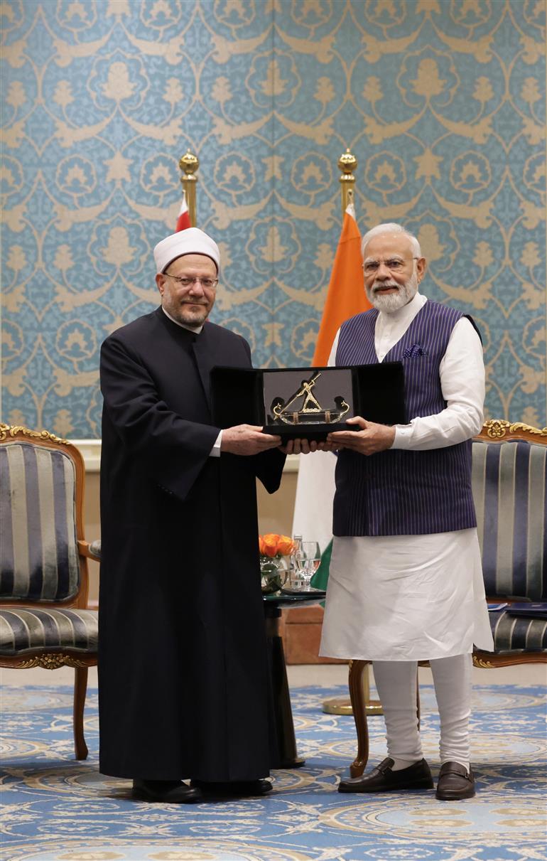 प्रधानमंत्री श्री नरेन्द्र मोदी ने 24 जून, 2023 को काहिरा, मिस्र में मिस्र के ग्रैंड मुफ्ती से मुलाकात की।:Prime Minister's Office प्रधानमंत्री श्री नरेन्द्र मोदी ने 24 जून, 2023 को काहिरा, मिस्र में मिस्र के ग्रैंड मुफ्ती से मुलाकात की।:Prime Minister