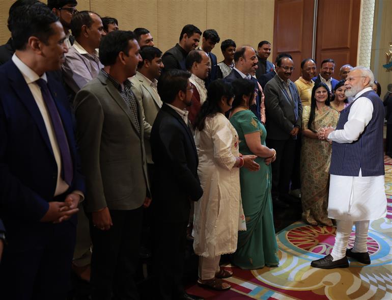 प्रधानमंत्री श्री नरेन्द्र मोदी 24 जून, 2023 को काहिरा, मिस्र में भारतीय समुदाय के साथ बातचीत करते हुए।:Prime Minister's Office प्रधानमंत्री श्री नरेन्द्र मोदी 24 जून, 2023 को काहिरा, मिस्र में भारतीय समुदाय के साथ बातचीत करते हुए।:Prime Minister