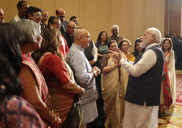 प्रधानमंत्री श्री नरेन्द्र मोदी 24 जून, 2023 को काहिरा, मिस्र में भारतीय समुदाय के साथ बातचीत करते हुए।:Prime Minister's Office प्रधानमंत्री श्री नरेन्द्र मोदी 24 जून, 2023 को काहिरा, मिस्र में भारतीय समुदाय के साथ बातचीत करते हुए।:Prime Minister