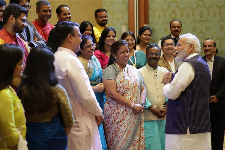 प्रधानमंत्री श्री नरेन्द्र मोदी 24 जून, 2023 को काहिरा, मिस्र में भारतीय समुदाय के साथ बातचीत करते हुए।:Prime Minister's Office प्रधानमंत्री श्री नरेन्द्र मोदी 24 जून, 2023 को काहिरा, मिस्र में भारतीय समुदाय के साथ बातचीत करते हुए।:Prime Minister