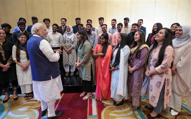 प्रधानमंत्री श्री नरेन्द्र मोदी 24 जून, 2023 को काहिरा, मिस्र में भारतीय समुदाय के साथ बातचीत करते हुए।:Prime Minister's Office प्रधानमंत्री श्री नरेन्द्र मोदी 24 जून, 2023 को काहिरा, मिस्र में भारतीय समुदाय के साथ बातचीत करते हुए।:Prime Minister