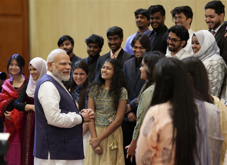 प्रधानमंत्री श्री नरेन्द्र मोदी 24 जून, 2023 को काहिरा, मिस्र में भारतीय समुदाय के साथ बातचीत करते हुए।:Prime Minister's Office प्रधानमंत्री श्री नरेन्द्र मोदी 24 जून, 2023 को काहिरा, मिस्र में भारतीय समुदाय के साथ बातचीत करते हुए।:Prime Minister