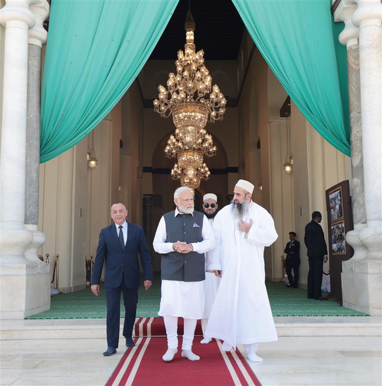 प्रधानमंत्री श्री नरेन्द्र मोदी 25 जून, 2023 को मिस्र के काहिरा स्थित अल-हकीम मस्जिद में पहुंचे।:Prime Minister's Office प्रधानमंत्री श्री नरेन्द्र मोदी 25 जून, 2023 को मिस्र के काहिरा स्थित अल-हकीम मस्जिद में पहुंचे।:Prime Minister