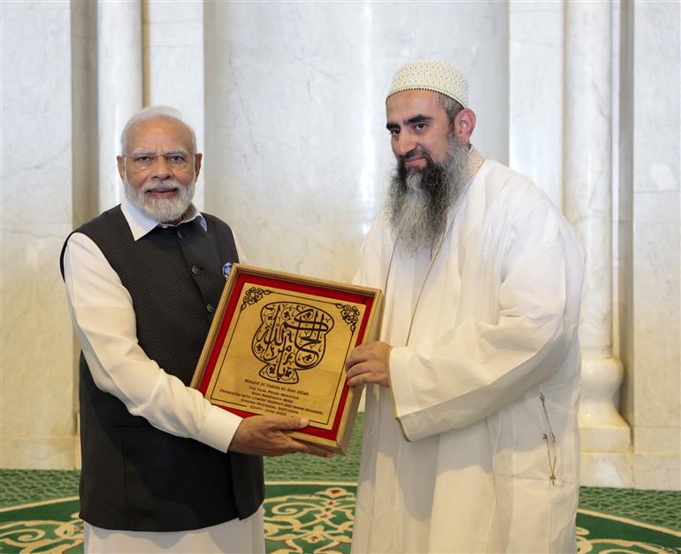 प्रधानमंत्री श्री नरेन्द्र मोदी 25 जून, 2023 को मिस्र के काहिरा स्थित अल-हकीम मस्जिद में पहुंचे।:Prime Minister's Office प्रधानमंत्री श्री नरेन्द्र मोदी 25 जून, 2023 को मिस्र के काहिरा स्थित अल-हकीम मस्जिद में पहुंचे।:Prime Minister