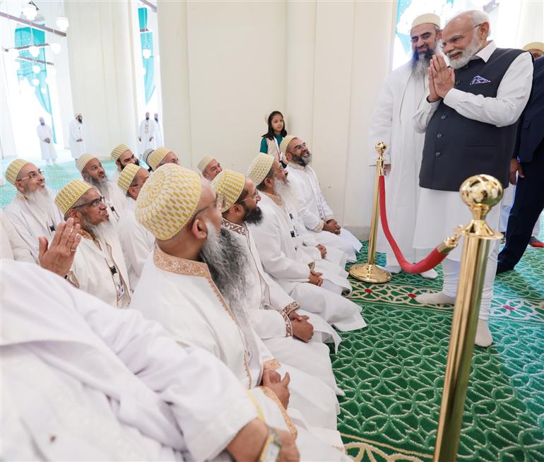 प्रधानमंत्री श्री नरेन्द्र मोदी 25 जून, 2023 को मिस्र के काहिरा स्थित अल-हकीम मस्जिद में पहुंचे।:Prime Minister's Office प्रधानमंत्री श्री नरेन्द्र मोदी 25 जून, 2023 को मिस्र के काहिरा स्थित अल-हकीम मस्जिद में पहुंचे।:Prime Minister