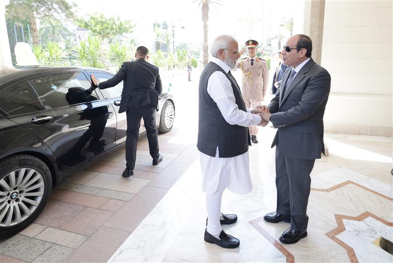 मिस्र के राष्ट्रपति श्री अब्देल फतह अल-सिसी द्वारा 25 जून, 2023 को मिस्र में राष्ट्रपति भवन (काहिरा) में द्वारा प्रधानमंत्री
श्री नरेन्द्र मोदी का स्वागत किया गया।:Prime Minister's Office मिस्र के राष्ट्रपति श्री अब्देल फतह अल-सिसी द्वारा 25 जून, 2023 को मिस्र में राष्ट्रपति भवन (काहिरा) में द्वारा प्रधानमंत्री
श्री नरेन्द्र मोदी का स्वागत किया गया।:Prime Minister