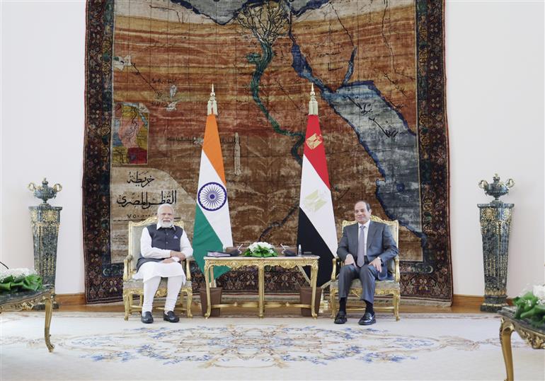प्रधानमंत्री श्री नरेन्द्र मोदी 25 जून, 2023 को मिस्र के राष्ट्रपति भवन (काहिरा) में मिस्र के राष्ट्रपति श्री अब्देल फतह अल-सिसी के साथ बैठक करते हुए।:Prime Minister's Office प्रधानमंत्री श्री नरेन्द्र मोदी 25 जून, 2023 को मिस्र के राष्ट्रपति भवन (काहिरा) में मिस्र के राष्ट्रपति श्री अब्देल फतह अल-सिसी के साथ बैठक करते हुए।:Prime Minister