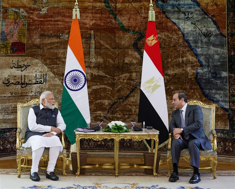 प्रधानमंत्री श्री नरेन्द्र मोदी 25 जून, 2023 को मिस्र के राष्ट्रपति भवन (काहिरा) में मिस्र के राष्ट्रपति श्री अब्देल फतह अल-सिसी के साथ बैठक करते हुए।:Prime Minister's Office प्रधानमंत्री श्री नरेन्द्र मोदी 25 जून, 2023 को मिस्र के राष्ट्रपति भवन (काहिरा) में मिस्र के राष्ट्रपति श्री अब्देल फतह अल-सिसी के साथ बैठक करते हुए।:Prime Minister