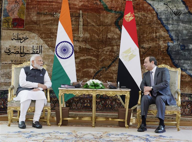 प्रधानमंत्री श्री नरेन्द्र मोदी 25 जून, 2023 को मिस्र के राष्ट्रपति भवन (काहिरा) में मिस्र के राष्ट्रपति श्री अब्देल फतह अल-सिसी के साथ बैठक करते हुए।:Prime Minister's Office प्रधानमंत्री श्री नरेन्द्र मोदी 25 जून, 2023 को मिस्र के राष्ट्रपति भवन (काहिरा) में मिस्र के राष्ट्रपति श्री अब्देल फतह अल-सिसी के साथ बैठक करते हुए।:Prime Minister
