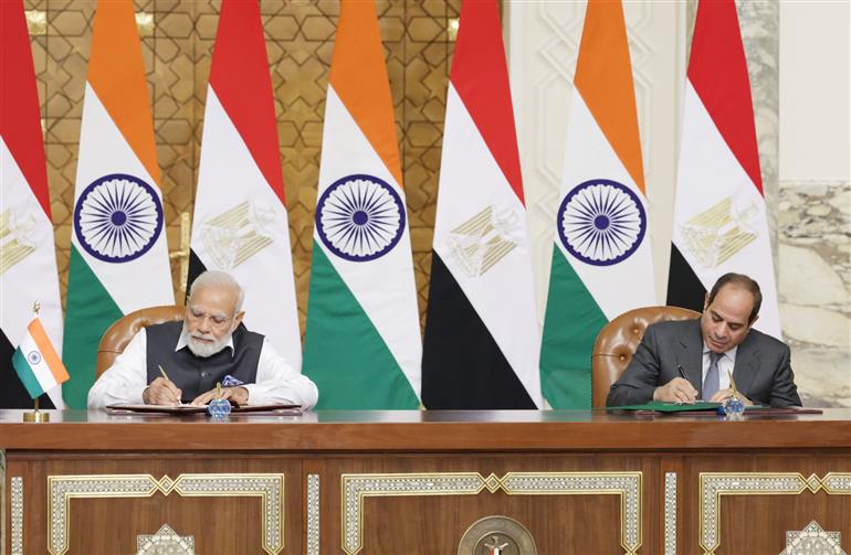 प्रधानमंत्री श्री नरेन्द्र मोदी और मिस्र के राष्ट्रपति श्री अब्देल फतह अल-सिसी 25 जून, 2023 को मिस्र के राष्ट्रपति भवन (काहिरा) में एमओयू/रणनीतिक साझेदारी दस्तावेज पर हस्ताक्षर करते हुए।:Prime Minister's Office प्रधानमंत्री श्री नरेन्द्र मोदी और मिस्र के राष्ट्रपति श्री अब्देल फतह अल-सिसी 25 जून, 2023 को मिस्र के राष्ट्रपति भवन (काहिरा) में एमओयू/रणनीतिक साझेदारी दस्तावेज पर हस्ताक्षर करते हुए।:Prime Minister