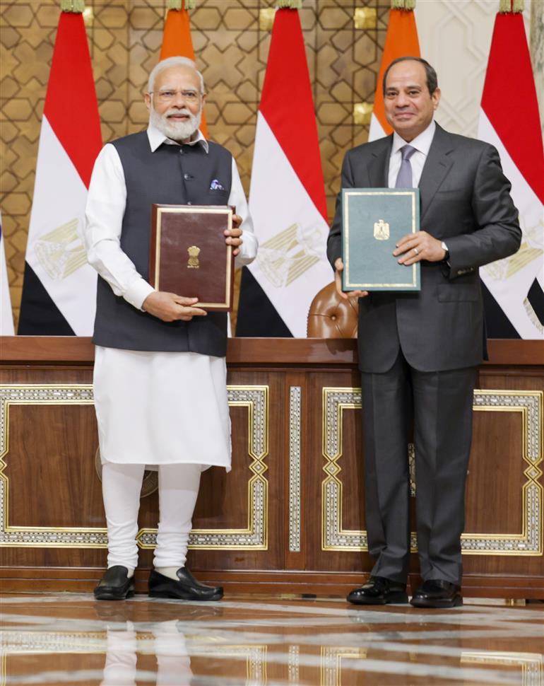 प्रधानमंत्री श्री नरेन्द्र मोदी और मिस्र के राष्ट्रपति श्री अब्देल फतह अल-सिसी की उपस्थिति में 25 जून, 2023 को मिस्र के राष्ट्रपति भवन (काहिरा) में एमओयू/रणनीतिक साझेदारी दस्तावेज़ों का आदान-प्रदान किया गया।:Prime Minister's Office प्रधानमंत्री श्री नरेन्द्र मोदी और मिस्र के राष्ट्रपति श्री अब्देल फतह अल-सिसी की उपस्थिति में 25 जून, 2023 को मिस्र के राष्ट्रपति भवन (काहिरा) में एमओयू/रणनीतिक साझेदारी दस्तावेज़ों का आदान-प्रदान किया गया।:Prime Minister