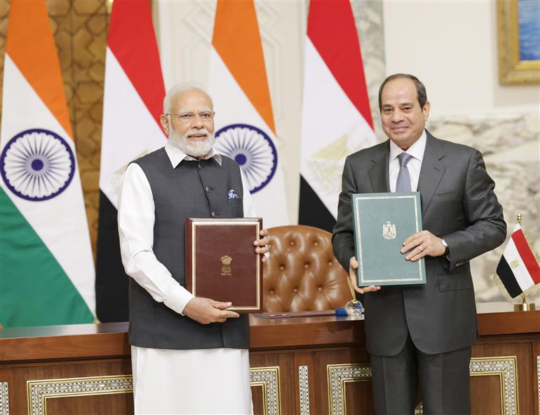 प्रधानमंत्री श्री नरेन्द्र मोदी और मिस्र के राष्ट्रपति श्री अब्देल फतह अल-सिसी की उपस्थिति में 25 जून, 2023 को मिस्र के राष्ट्रपति भवन (काहिरा) में एमओयू/रणनीतिक साझेदारी दस्तावेज़ों का आदान-प्रदान किया गया।:Prime Minister's Office प्रधानमंत्री श्री नरेन्द्र मोदी और मिस्र के राष्ट्रपति श्री अब्देल फतह अल-सिसी की उपस्थिति में 25 जून, 2023 को मिस्र के राष्ट्रपति भवन (काहिरा) में एमओयू/रणनीतिक साझेदारी दस्तावेज़ों का आदान-प्रदान किया गया।:Prime Minister
