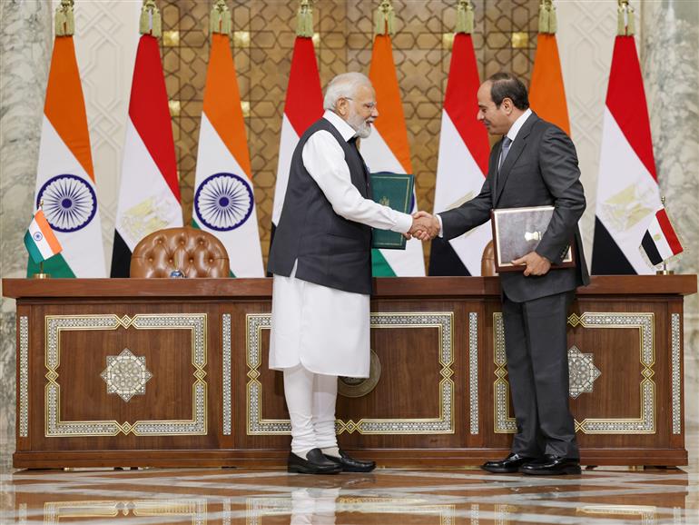 प्रधानमंत्री श्री नरेन्द्र मोदी और मिस्र के राष्ट्रपति श्री अब्देल फतह अल-सिसी की उपस्थिति में 25 जून, 2023 को मिस्र के राष्ट्रपति भवन (काहिरा) में एमओयू/रणनीतिक साझेदारी दस्तावेज़ों का आदान-प्रदान किया गया।:Prime Minister's Office प्रधानमंत्री श्री नरेन्द्र मोदी और मिस्र के राष्ट्रपति श्री अब्देल फतह अल-सिसी की उपस्थिति में 25 जून, 2023 को मिस्र के राष्ट्रपति भवन (काहिरा) में एमओयू/रणनीतिक साझेदारी दस्तावेज़ों का आदान-प्रदान किया गया।:Prime Minister