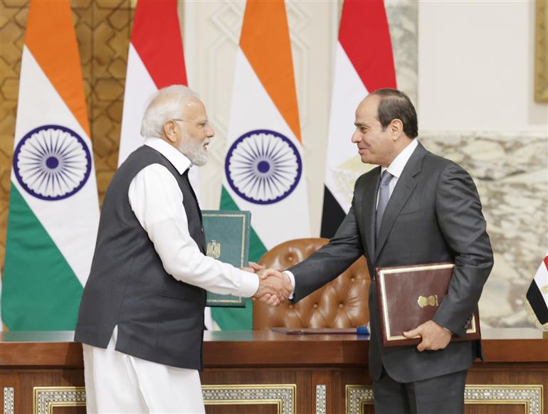 प्रधानमंत्री श्री नरेन्द्र मोदी और मिस्र के राष्ट्रपति श्री अब्देल फतह अल-सिसी की उपस्थिति में 25 जून, 2023 को मिस्र के राष्ट्रपति भवन (काहिरा) में एमओयू/रणनीतिक साझेदारी दस्तावेज़ों का आदान-प्रदान किया गया।:Prime Minister's Office प्रधानमंत्री श्री नरेन्द्र मोदी और मिस्र के राष्ट्रपति श्री अब्देल फतह अल-सिसी की उपस्थिति में 25 जून, 2023 को मिस्र के राष्ट्रपति भवन (काहिरा) में एमओयू/रणनीतिक साझेदारी दस्तावेज़ों का आदान-प्रदान किया गया।:Prime Minister