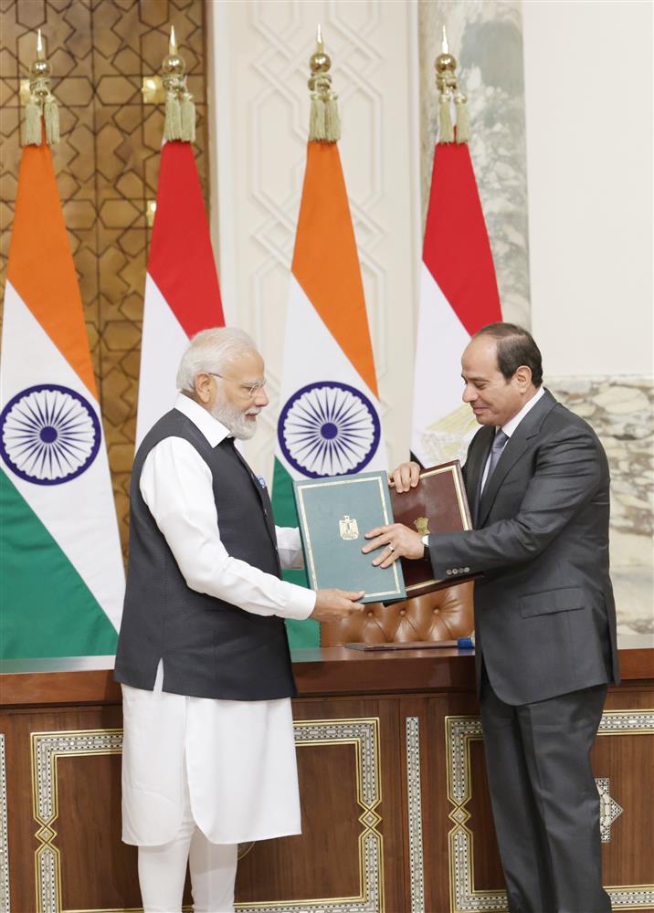 प्रधानमंत्री श्री नरेन्द्र मोदी और मिस्र के राष्ट्रपति श्री अब्देल फतह अल-सिसी की उपस्थिति में 25 जून, 2023 को मिस्र के राष्ट्रपति भवन (काहिरा) में एमओयू/रणनीतिक साझेदारी दस्तावेज़ों का आदान-प्रदान किया गया।:Prime Minister's Office प्रधानमंत्री श्री नरेन्द्र मोदी और मिस्र के राष्ट्रपति श्री अब्देल फतह अल-सिसी की उपस्थिति में 25 जून, 2023 को मिस्र के राष्ट्रपति भवन (काहिरा) में एमओयू/रणनीतिक साझेदारी दस्तावेज़ों का आदान-प्रदान किया गया।:Prime Minister