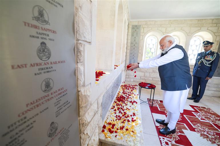 प्रधानमंत्री श्री नरेन्द्र मोदी ने 25 जून, 2023 को मिस्र के काहिरा में हेलियोपोलिस युद्ध स्मारक में शहीद भारतीय सैनिकों को पुष्पांजलि अर्पित की।:Prime Minister's Office प्रधानमंत्री श्री नरेन्द्र मोदी ने 25 जून, 2023 को मिस्र के काहिरा में हेलियोपोलिस युद्ध स्मारक में शहीद भारतीय सैनिकों को पुष्पांजलि अर्पित की।:Prime Minister
