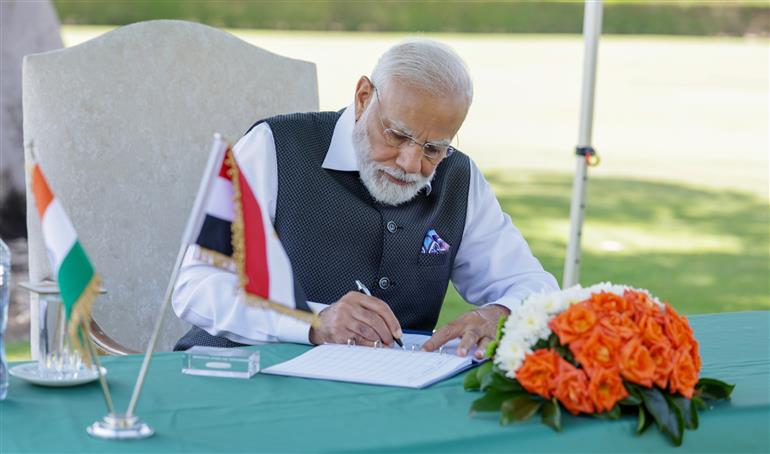 प्रधानमंत्री श्री नरेन्द्र मोदी 25 जून, 2023 को मिस्र के काहिरा में हेलियोपोलिस युद्ध स्मारक के अपने दौरे के दौरान आंगतुक पुस्तिका पर हस्ताक्षर करते हुए।:Prime Minister's Office प्रधानमंत्री श्री नरेन्द्र मोदी 25 जून, 2023 को मिस्र के काहिरा में हेलियोपोलिस युद्ध स्मारक के अपने दौरे के दौरान आंगतुक पुस्तिका पर हस्ताक्षर करते हुए।:Prime Minister