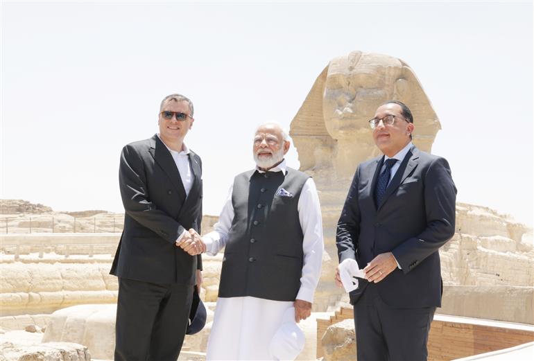 प्रधानमंत्री श्री नरेन्द्र मोदी 25 जून, 2023 को मिस्र के काहिरा में गीज़ा के ग्रेट पिरामिड देखने पहुंचे।:Prime Minister's Office प्रधानमंत्री श्री नरेन्द्र मोदी 25 जून, 2023 को मिस्र के काहिरा में गीज़ा के ग्रेट पिरामिड देखने पहुंचे।:Prime Minister