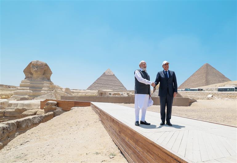 प्रधानमंत्री श्री नरेन्द्र मोदी 25 जून, 2023 को मिस्र के काहिरा में गीज़ा के ग्रेट पिरामिड देखने पहुंचे।:Prime Minister's Office प्रधानमंत्री श्री नरेन्द्र मोदी 25 जून, 2023 को मिस्र के काहिरा में गीज़ा के ग्रेट पिरामिड देखने पहुंचे।:Prime Minister