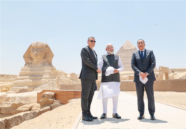 प्रधानमंत्री श्री नरेन्द्र मोदी 25 जून, 2023 को मिस्र के काहिरा में गीज़ा के ग्रेट पिरामिड देखने पहुंचे।:Prime Minister's Office प्रधानमंत्री श्री नरेन्द्र मोदी 25 जून, 2023 को मिस्र के काहिरा में गीज़ा के ग्रेट पिरामिड देखने पहुंचे।:Prime Minister