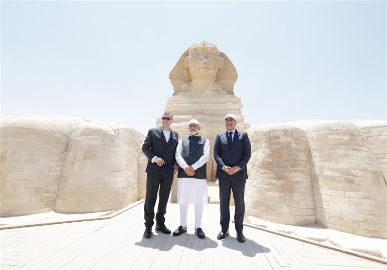 प्रधानमंत्री श्री नरेन्द्र मोदी 25 जून, 2023 को मिस्र के काहिरा में गीज़ा के ग्रेट पिरामिड देखने पहुंचे।:Prime Minister's Office प्रधानमंत्री श्री नरेन्द्र मोदी 25 जून, 2023 को मिस्र के काहिरा में गीज़ा के ग्रेट पिरामिड देखने पहुंचे।:Prime Minister