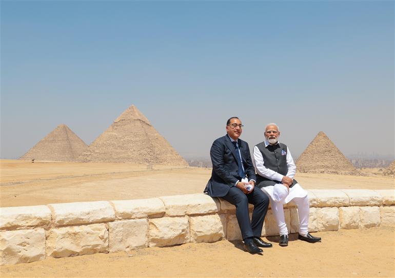 प्रधानमंत्री श्री नरेन्द्र मोदी 25 जून, 2023 को मिस्र के काहिरा में गीज़ा के ग्रेट पिरामिड देखने पहुंचे।