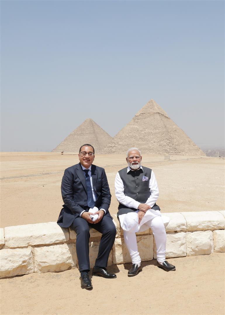 प्रधानमंत्री श्री नरेन्द्र मोदी 25 जून, 2023 को मिस्र के काहिरा में गीज़ा के ग्रेट पिरामिड देखने पहुंचे।:Prime Minister's Office प्रधानमंत्री श्री नरेन्द्र मोदी 25 जून, 2023 को मिस्र के काहिरा में गीज़ा के ग्रेट पिरामिड देखने पहुंचे।:Prime Minister