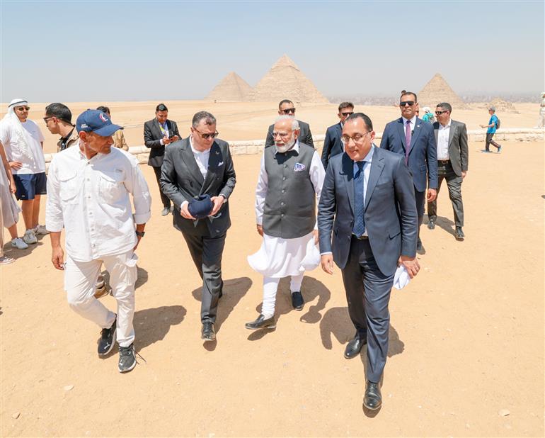 प्रधानमंत्री श्री नरेन्द्र मोदी 25 जून, 2023 को मिस्र के काहिरा में गीज़ा के ग्रेट पिरामिड देखने पहुंचे।:Prime Minister's Office प्रधानमंत्री श्री नरेन्द्र मोदी 25 जून, 2023 को मिस्र के काहिरा में गीज़ा के ग्रेट पिरामिड देखने पहुंचे।:Prime Minister