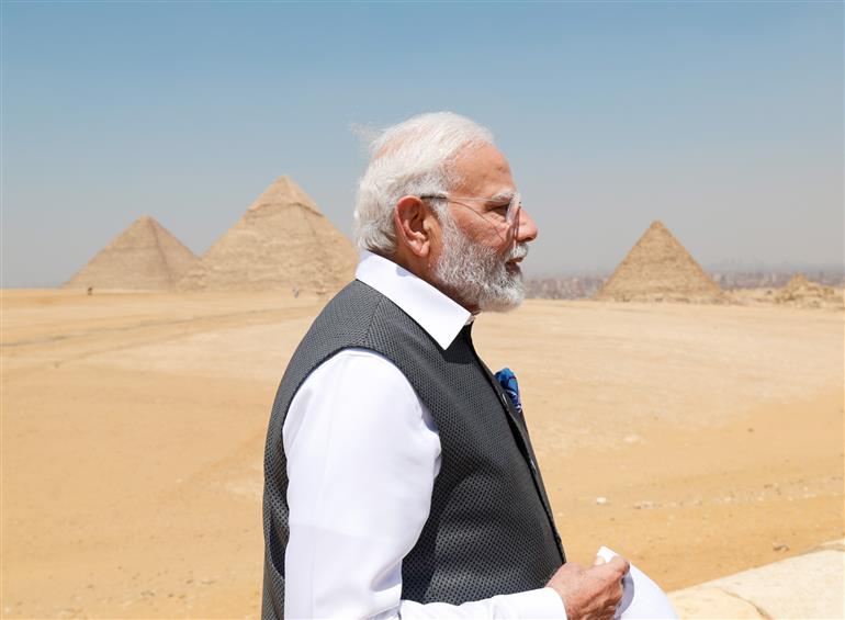 प्रधानमंत्री श्री नरेन्द्र मोदी 25 जून, 2023 को मिस्र के काहिरा में गीज़ा के ग्रेट पिरामिड देखने पहुंचे।:Prime Minister's Office प्रधानमंत्री श्री नरेन्द्र मोदी 25 जून, 2023 को मिस्र के काहिरा में गीज़ा के ग्रेट पिरामिड देखने पहुंचे।:Prime Minister