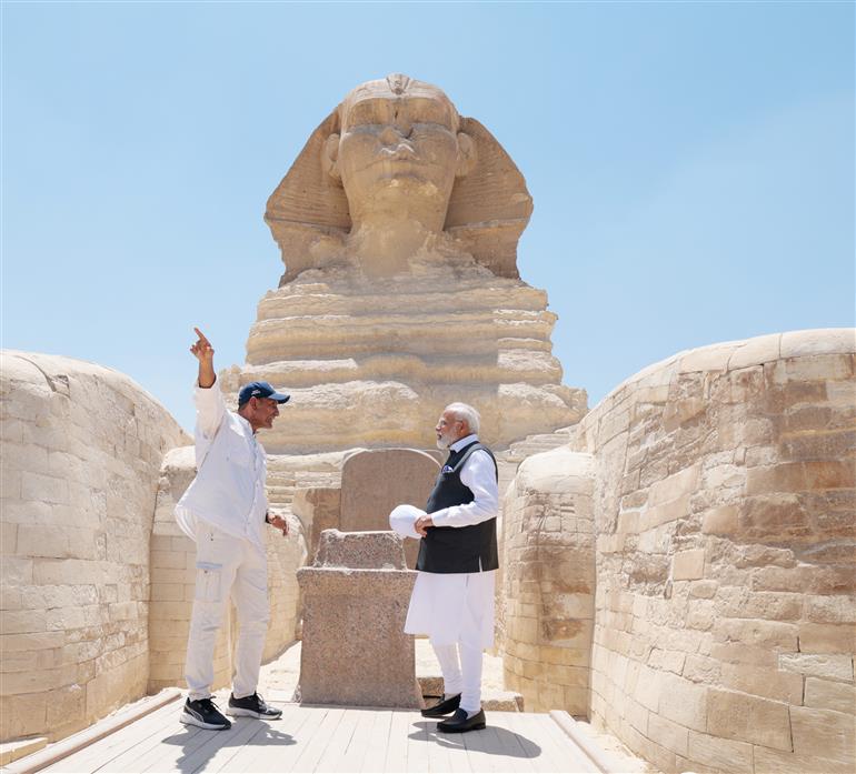 प्रधानमंत्री श्री नरेन्द्र मोदी 25 जून, 2023 को मिस्र के काहिरा में गीज़ा के ग्रेट पिरामिड देखने पहुंचे।:Prime Minister's Office प्रधानमंत्री श्री नरेन्द्र मोदी 25 जून, 2023 को मिस्र के काहिरा में गीज़ा के ग्रेट पिरामिड देखने पहुंचे।:Prime Minister