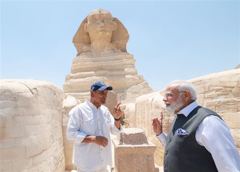 प्रधानमंत्री श्री नरेन्द्र मोदी 25 जून, 2023 को मिस्र के काहिरा में गीज़ा के ग्रेट पिरामिड देखने पहुंचे।:Prime Minister's Office प्रधानमंत्री श्री नरेन्द्र मोदी 25 जून, 2023 को मिस्र के काहिरा में गीज़ा के ग्रेट पिरामिड देखने पहुंचे।:Prime Minister