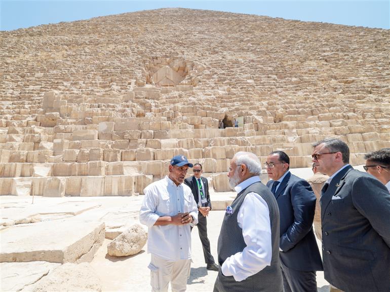 प्रधानमंत्री श्री नरेन्द्र मोदी 25 जून, 2023 को मिस्र के काहिरा में गीज़ा के ग्रेट पिरामिड देखने पहुंचे।:Prime Minister's Office प्रधानमंत्री श्री नरेन्द्र मोदी 25 जून, 2023 को मिस्र के काहिरा में गीज़ा के ग्रेट पिरामिड देखने पहुंचे।:Prime Minister