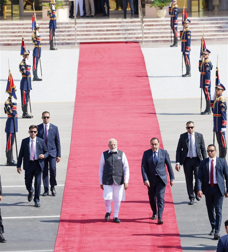प्रधानमंत्री श्री नरेन्द्र मोदी 25 जून, 2023 को मिस्र से नई दिल्ली के लिए रवाना होते हुए।:Prime Minister's Office प्रधानमंत्री श्री नरेन्द्र मोदी 25 जून, 2023 को मिस्र से नई दिल्ली के लिए रवाना होते हुए।:Prime Minister