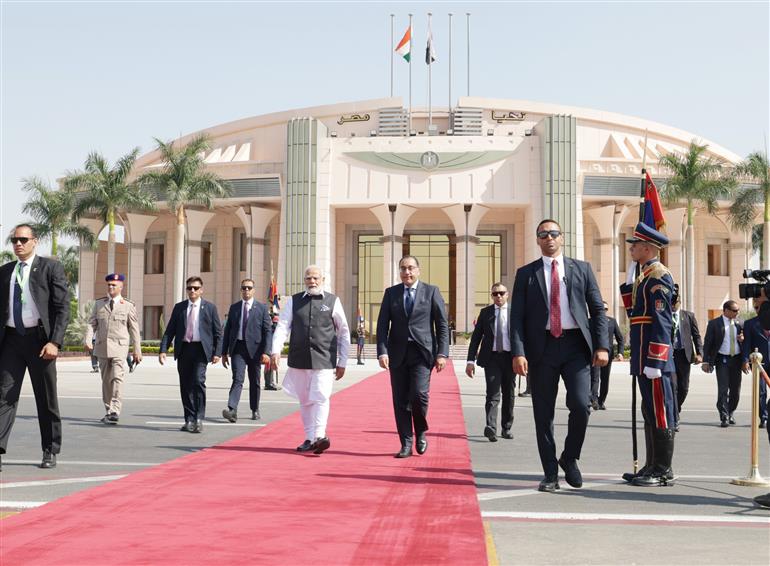 प्रधानमंत्री श्री नरेन्द्र मोदी 25 जून, 2023 को मिस्र से नई दिल्ली के लिए रवाना होते हुए।:Prime Minister's Office प्रधानमंत्री श्री नरेन्द्र मोदी 25 जून, 2023 को मिस्र से नई दिल्ली के लिए रवाना होते हुए।:Prime Minister