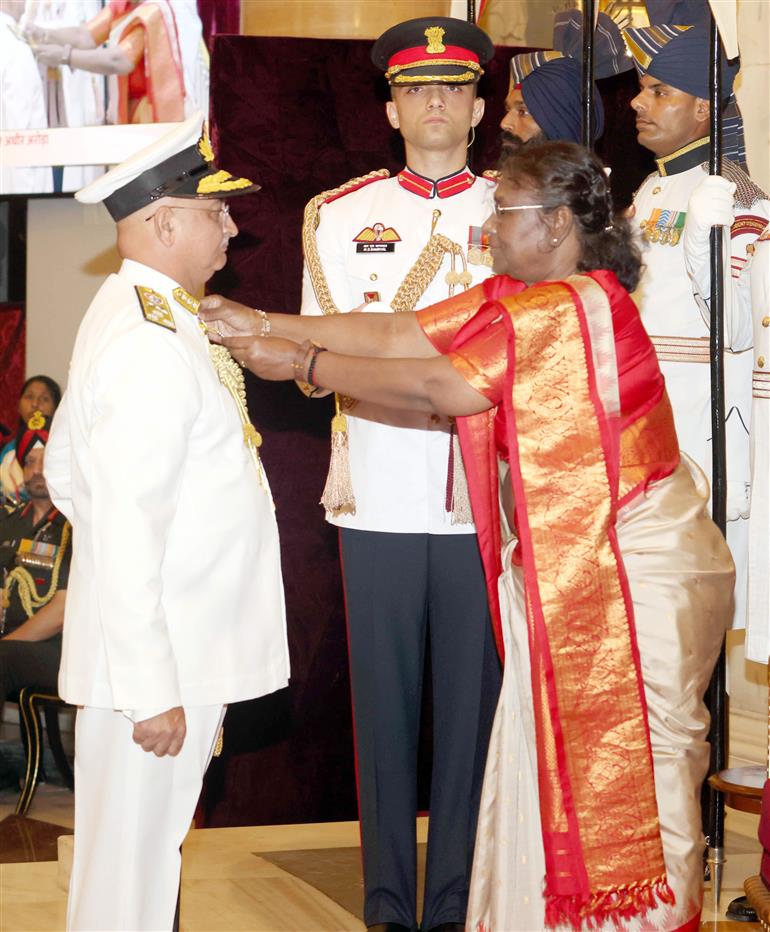 The President of India, Smt Droupadi Murmu presenting Ati Vishisht Seva Medal to Vice Admiral Adhir Arora during the Defence Investiture Ceremony – II at Rashtrapati Bhavan, in New Delhi on June 27, 2023.