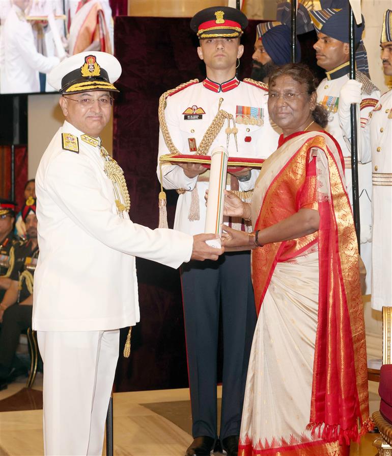 The President of India, Smt Droupadi Murmu presenting Ati Vishisht Seva Medal to Vice Admiral Adhir Arora during the Defence Investiture Ceremony – II at Rashtrapati Bhavan, in New Delhi on June 27, 2023.